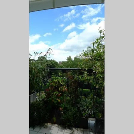 Nid Douillet A Bagatelle دوفييل