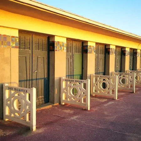 Nid Douillet A Bagatelle دوفييل