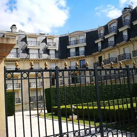 Nid Douillet A Bagatelle دوفييل